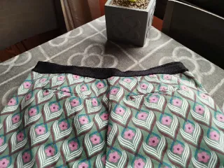 Pantalones estampados verdes y rosas. Super bonito