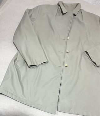 Chaqueta gabardina impermeable beige
