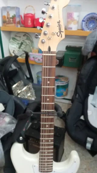 Guitarra Eléctrica Blanca + Amplificador Yamaha