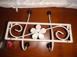 Perchero de pared Avocado blanco y madera
