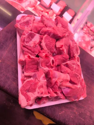 SE NECESITA CARNICERA