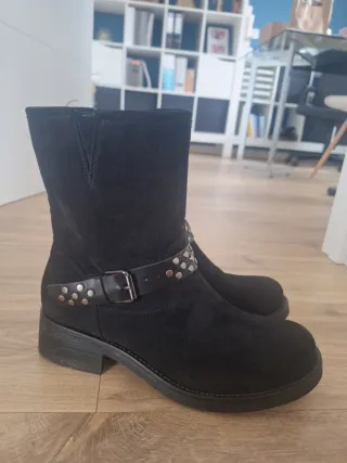 Botas negras tacón bajo con tachuelas