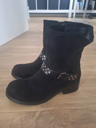 Botas negras tacón bajo con tachuelas