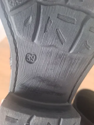 Botas negras tacón bajo con tachuelas