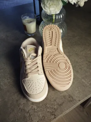 Nike Dunk Low Beige y Dorado