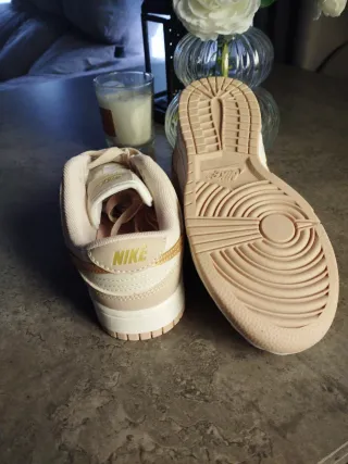 Nike Dunk Low Beige y Dorado