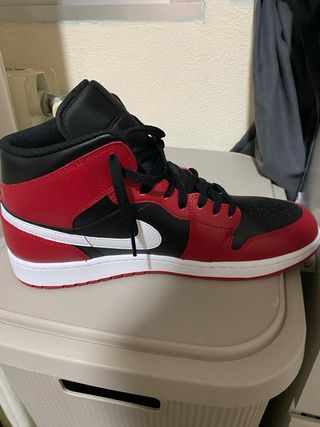 Zapatillas Jordan Mid Rojas y Negras
