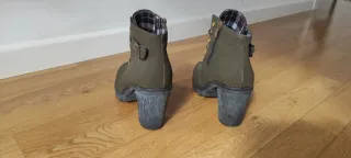 Botines caqui con tacón y cordones