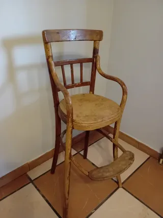 Trona antigua de madera