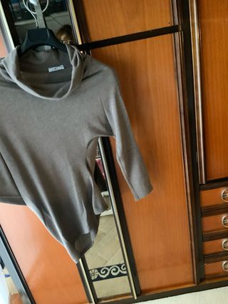 Maglione dolcevita asimmetrico marrone