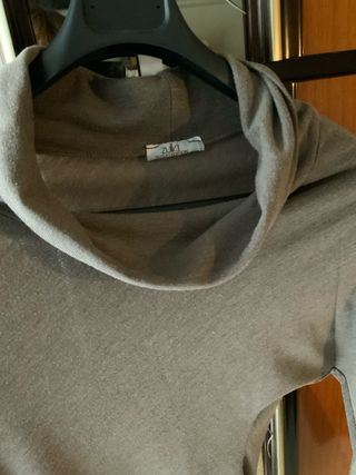 Maglione dolcevita asimmetrico marrone