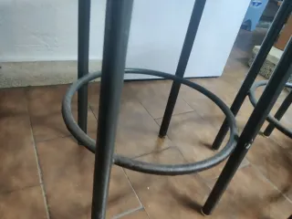 Taburete1 alto metal asiento polipiel negro.