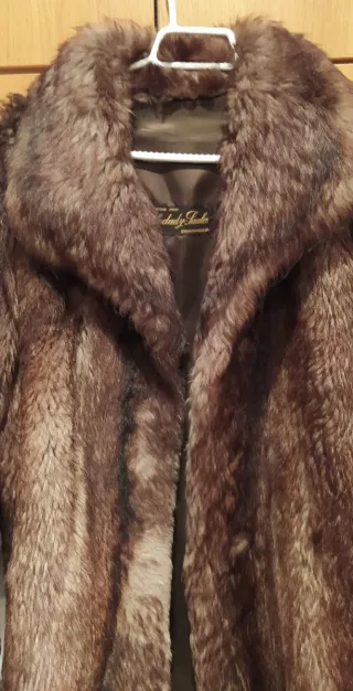 Abrigo de piel marrón