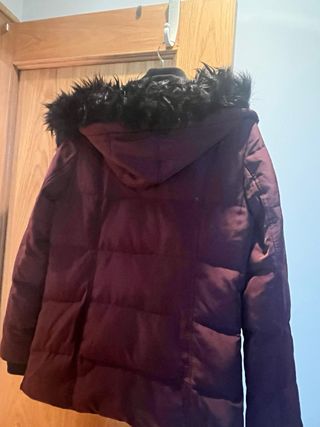 Abrigo acolchado con capucha de pelo