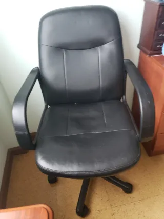 Silla de oficina polipiel negra