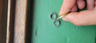 2 PARES de pendientes de aro, de acero inoxidable.