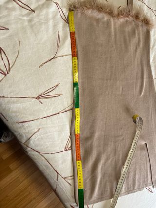 Vestido de punto con plumas