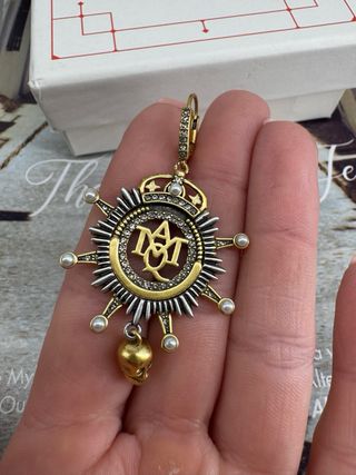 Pendientes largos con calavera y corona