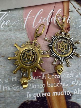 Pendientes largos con calavera y corona