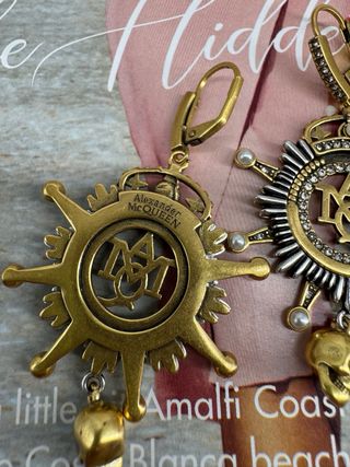 Pendientes largos con calavera y corona