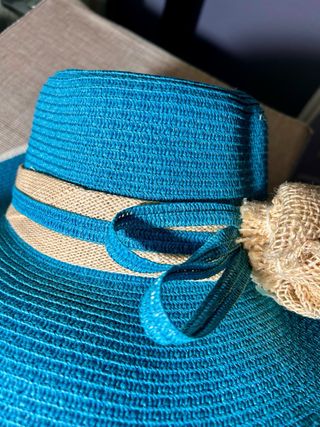 Sombrero de paja azul turquesa con flor rafia