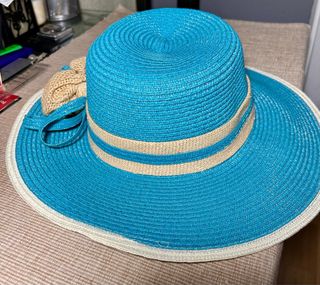 Sombrero de paja azul turquesa con flor rafia