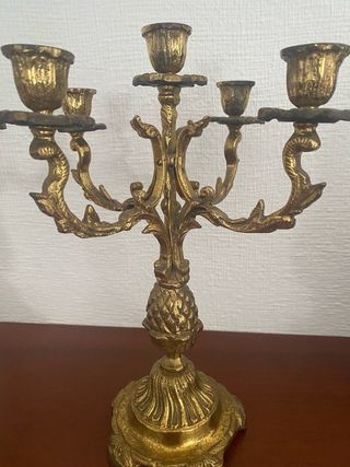 Reloj y candelabros dorados