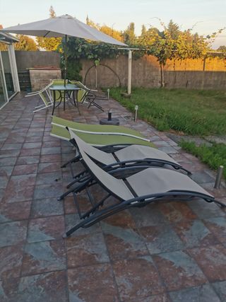 Conjunto mesa y tumbonas piscina tela y metal.