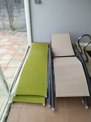 Conjunto mesa y tumbonas piscina tela y metal.