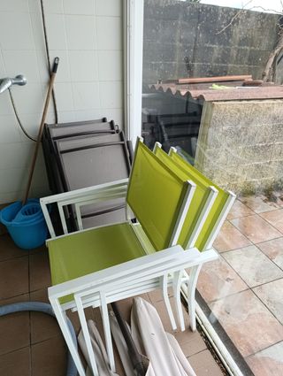 Conjunto mesa y tumbonas piscina tela y metal.