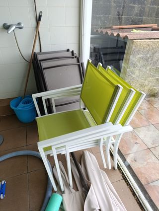 Conjunto mesa y tumbonas piscina tela y metal.