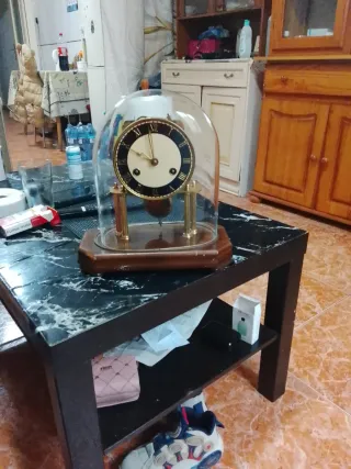 Reloj de sobremesa antiguo con campana