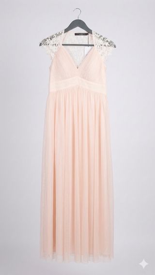 Vestido rosa con encaje.