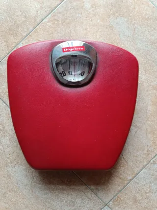 Báscula de baño vintage roja Magefesa