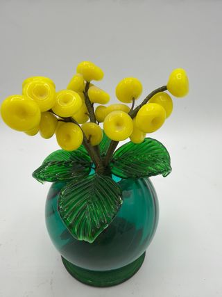 Vaso di vetro verde smetaldo  con fiori gialli