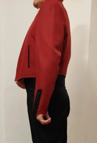 Chaqueta campera roja y negra