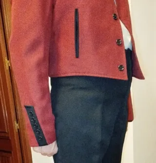 Chaqueta campera roja y negra
