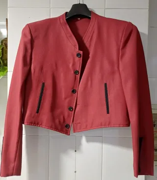 Chaqueta campera roja y negra