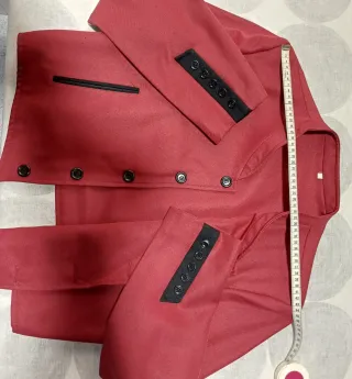 Chaqueta campera roja y negra