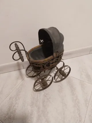 Carrozzina giocattolo antica in metallo