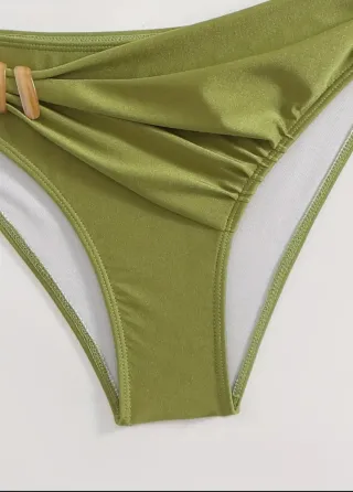 Bikini verde con detalles de madera