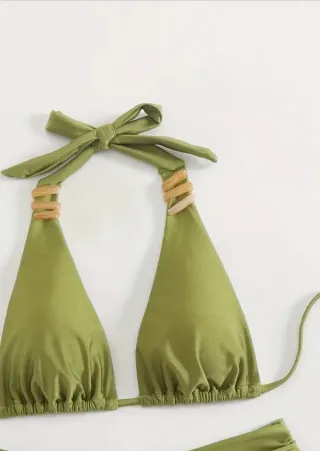 Bikini verde con detalles de madera
