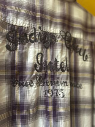 Camisa de cuadros morada y blanca