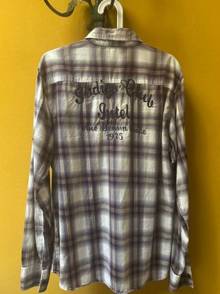 Camisa de cuadros morada y blanca