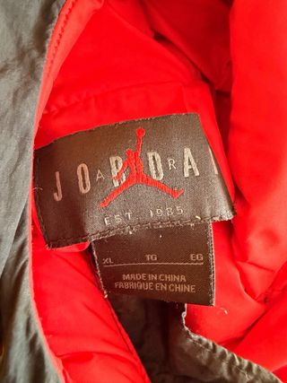 Chaqueta Jordan Negra y Roja
