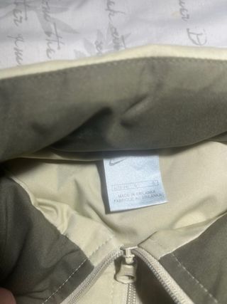 Chaqueta Nike Beige y capucha