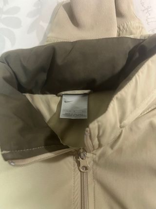 Chaqueta Nike Beige y capucha