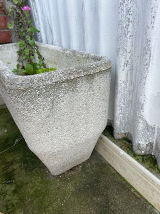 Macetero de piedra antiguo