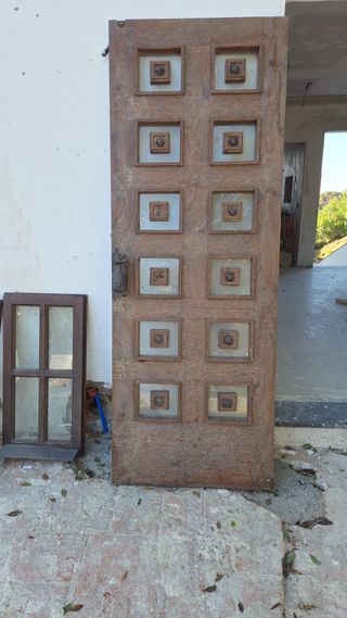 Conjunto de puertas y ventanas de madera maciza