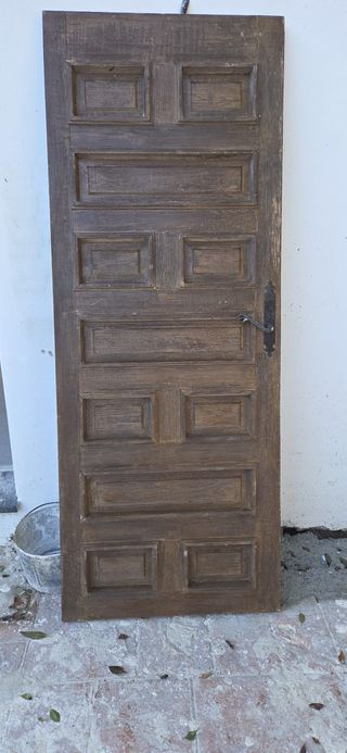 Conjunto de puertas y ventanas de madera maciza